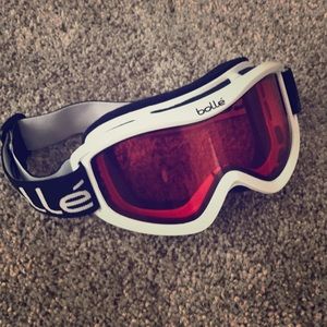 Snowboarding/skiing goggles